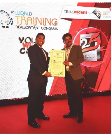 Mihir Koltharkar receiving the Global Training and Development Leadership Award
